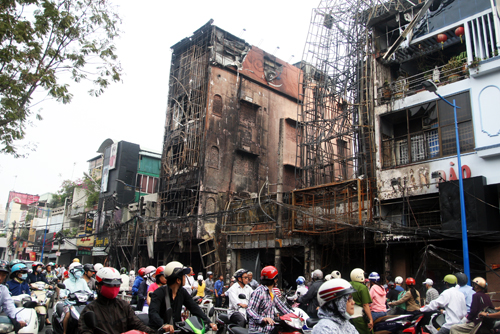 Tan hoang sau vụ cháy 8 nhà ở trung tâm Sài Gòn